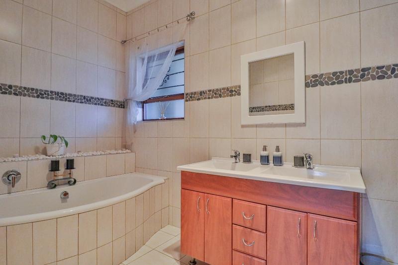 5 Bedroom Property for Sale in Linkside Western Cape
